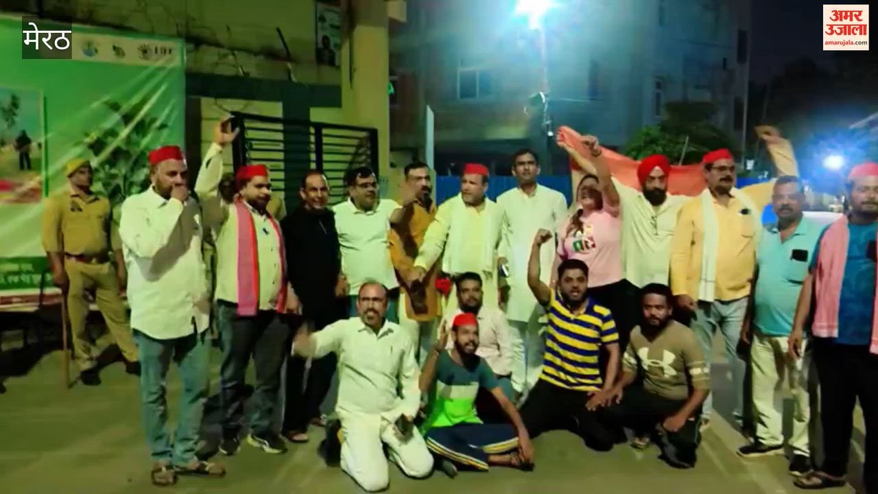 Angered by the arrest of SP chief Akhilesh Yadav in Delhi, SPs demonstrated at the Collectorate.