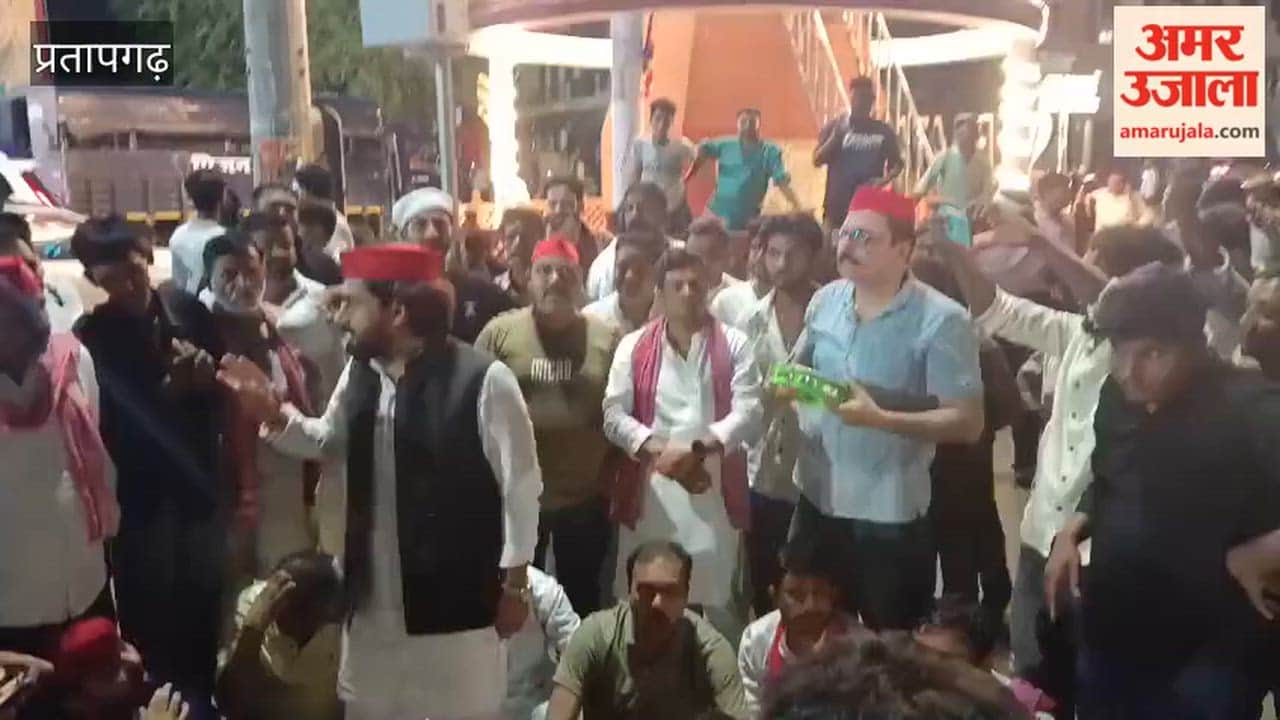 SP workers sit on the road to protest the arrest of SP chief Akhilesh Yadav.