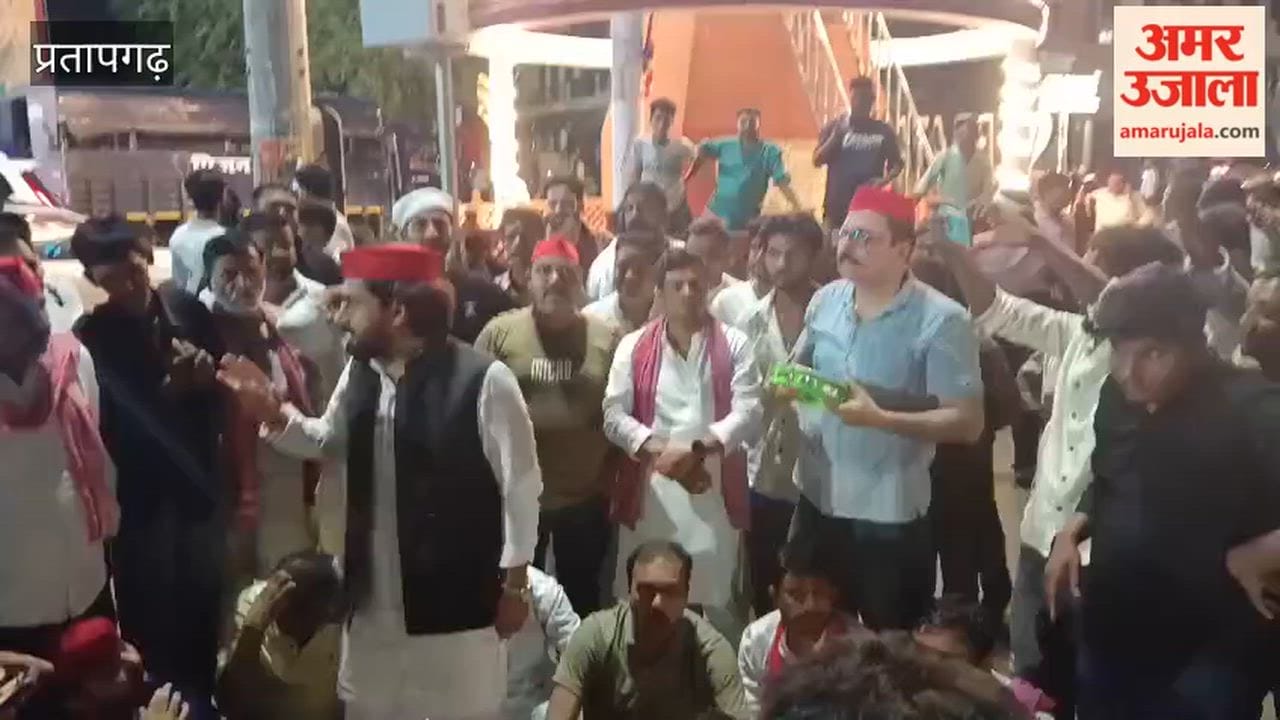 SP workers sit on the road to protest the arrest of SP chief Akhilesh Yadav.
