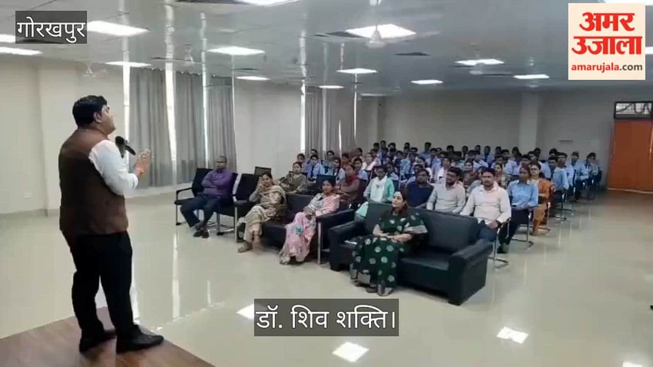 Dr. Shiv Shakti Prasad Dwivedi taught the CPR technique.