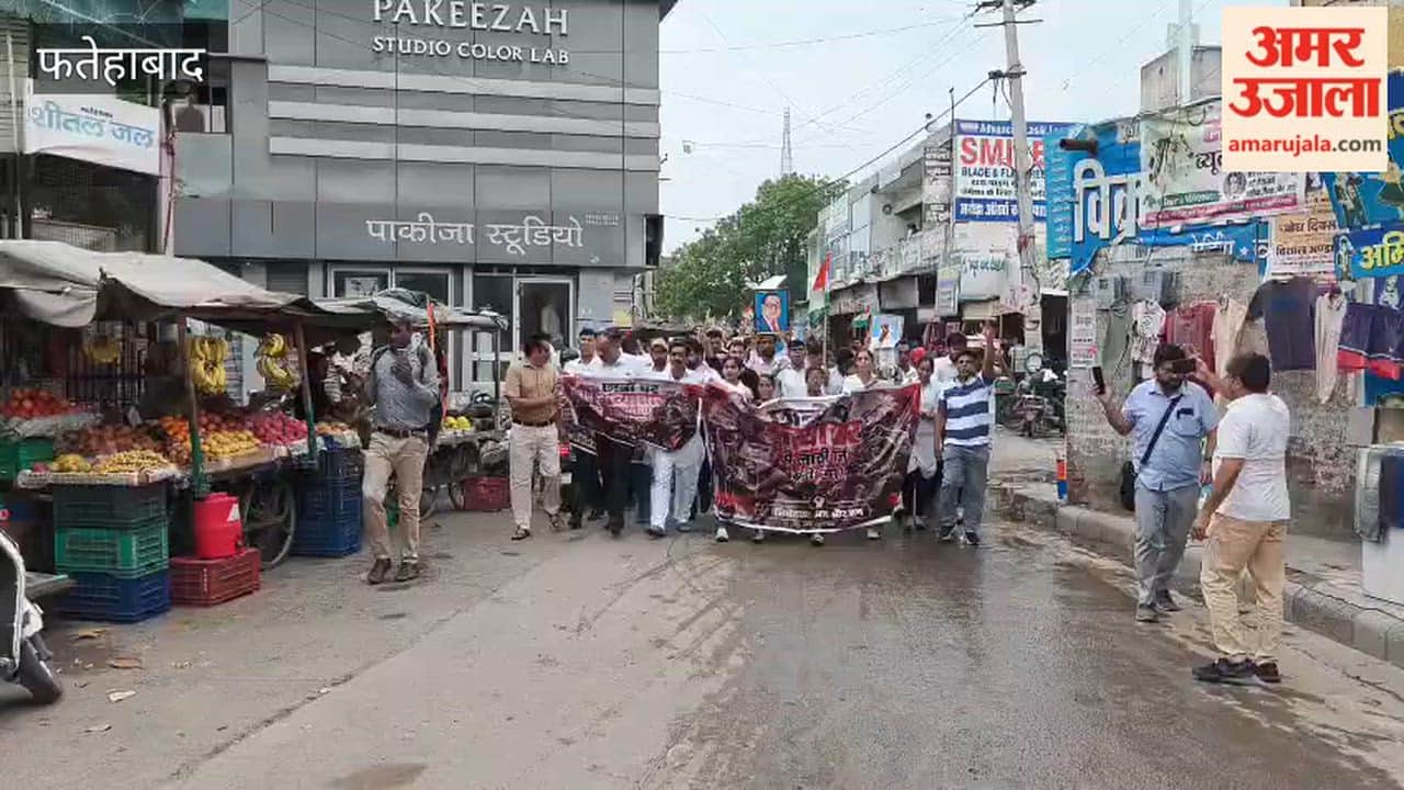 Student organizations in Fatehabad raised their voices against the NEET paper leak and staged a protest at Lalbatti Chowk.