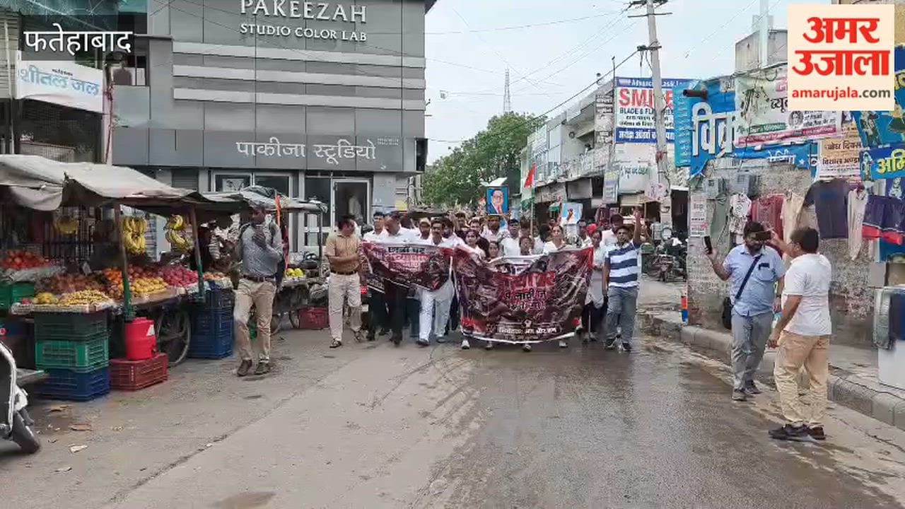 Student organizations in Fatehabad raised their voices against the NEET paper leak and staged a protest at Lalbatti Chowk.