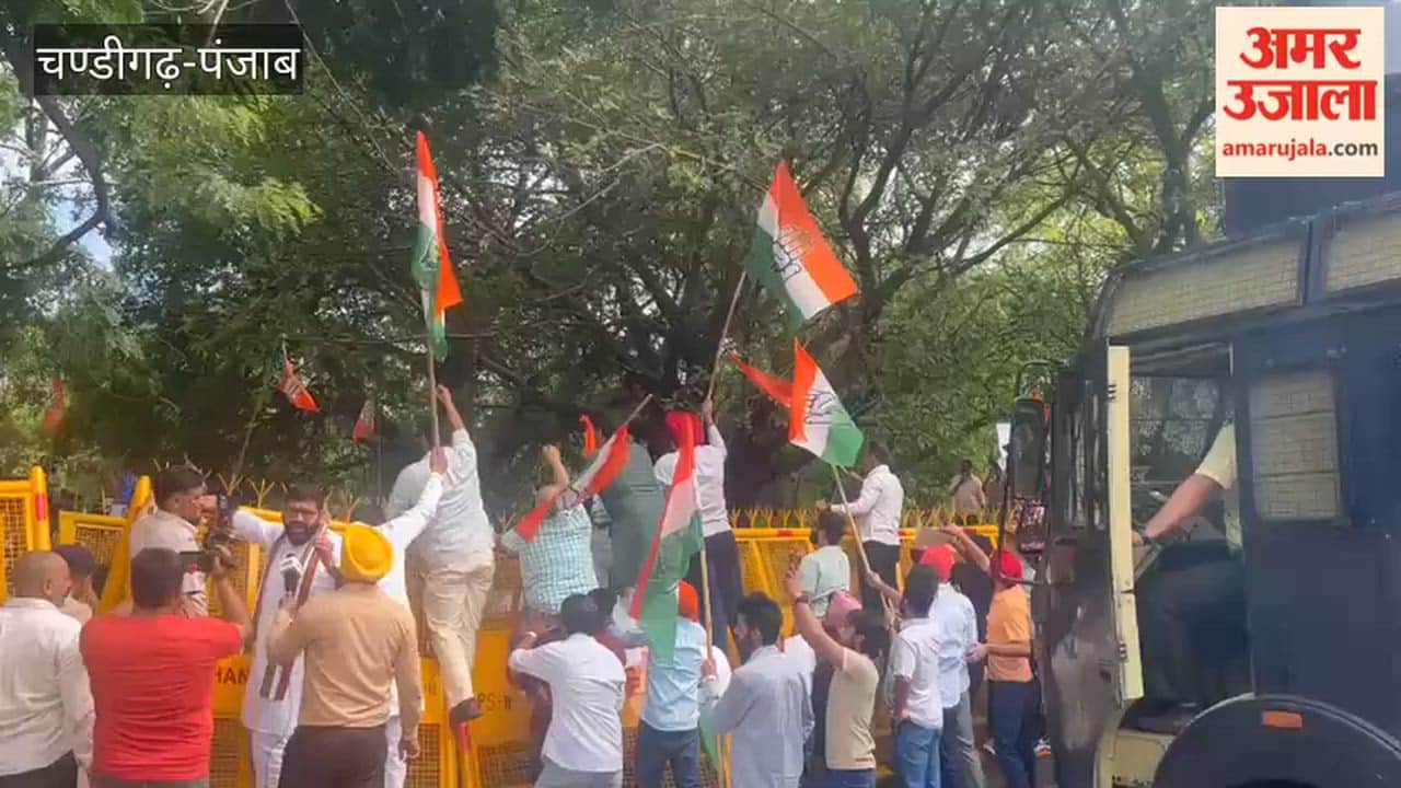 The Punjab BJP staged a protest at the Congress Bhawan against the Congress's demonstration outside the PM's residence.