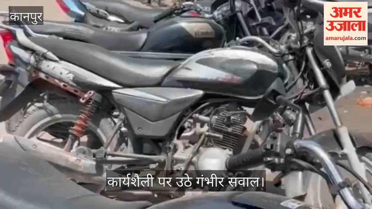 Traffic TI High Handedness in Kanpur Auto Rickshaw Driver Abused and Beaten with Batons at Intersection