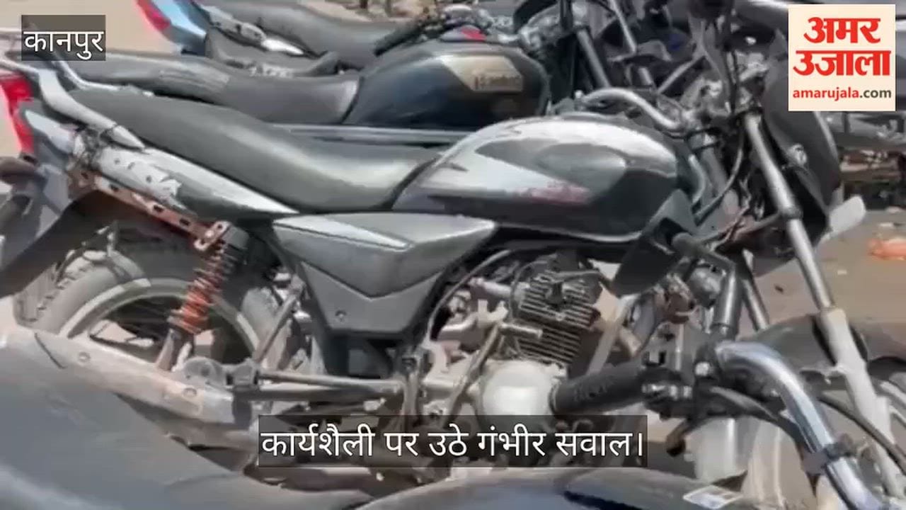 Traffic TI High Handedness in Kanpur Auto Rickshaw Driver Abused and Beaten with Batons at Intersection