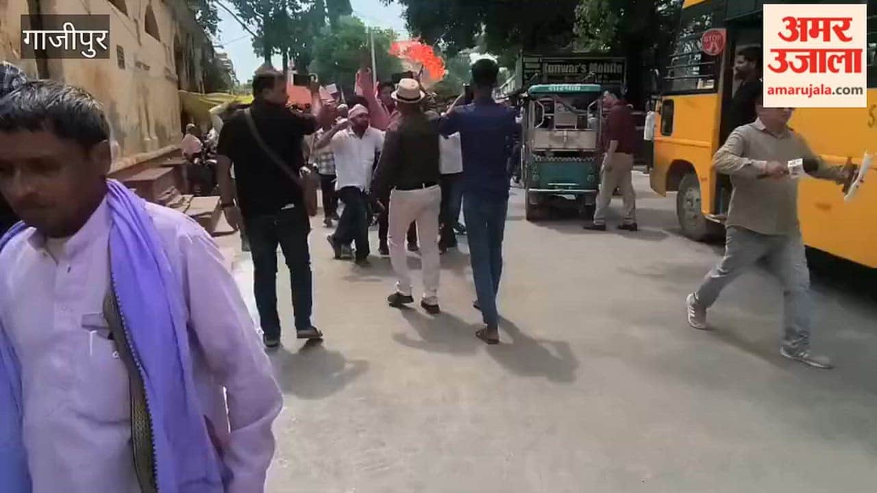 Congress protests in Ghazipur Education Minister effigy burnt