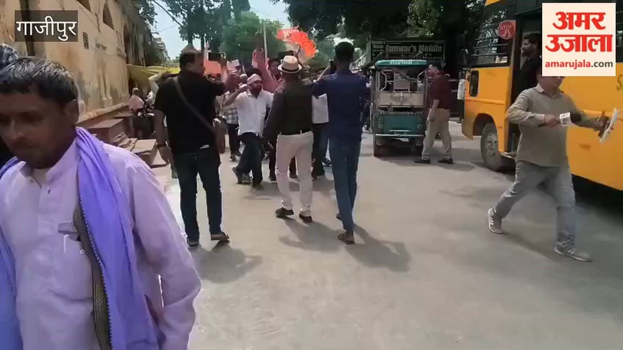 Congress protests in Ghazipur Education Minister effigy burnt