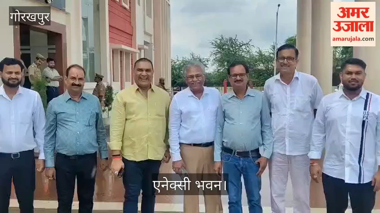 Traders from Rapti Complex met CM Yogi and complained about waterlogging caused by the rains.