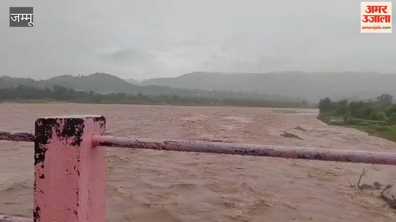 Upon receiving information about the rising water level of the Manawar Tawi in Nowshera, teams from the Nowshera Police and Civil Defence urged commuters and drivers along the riverbank not to stop their vehicles on the bridge.