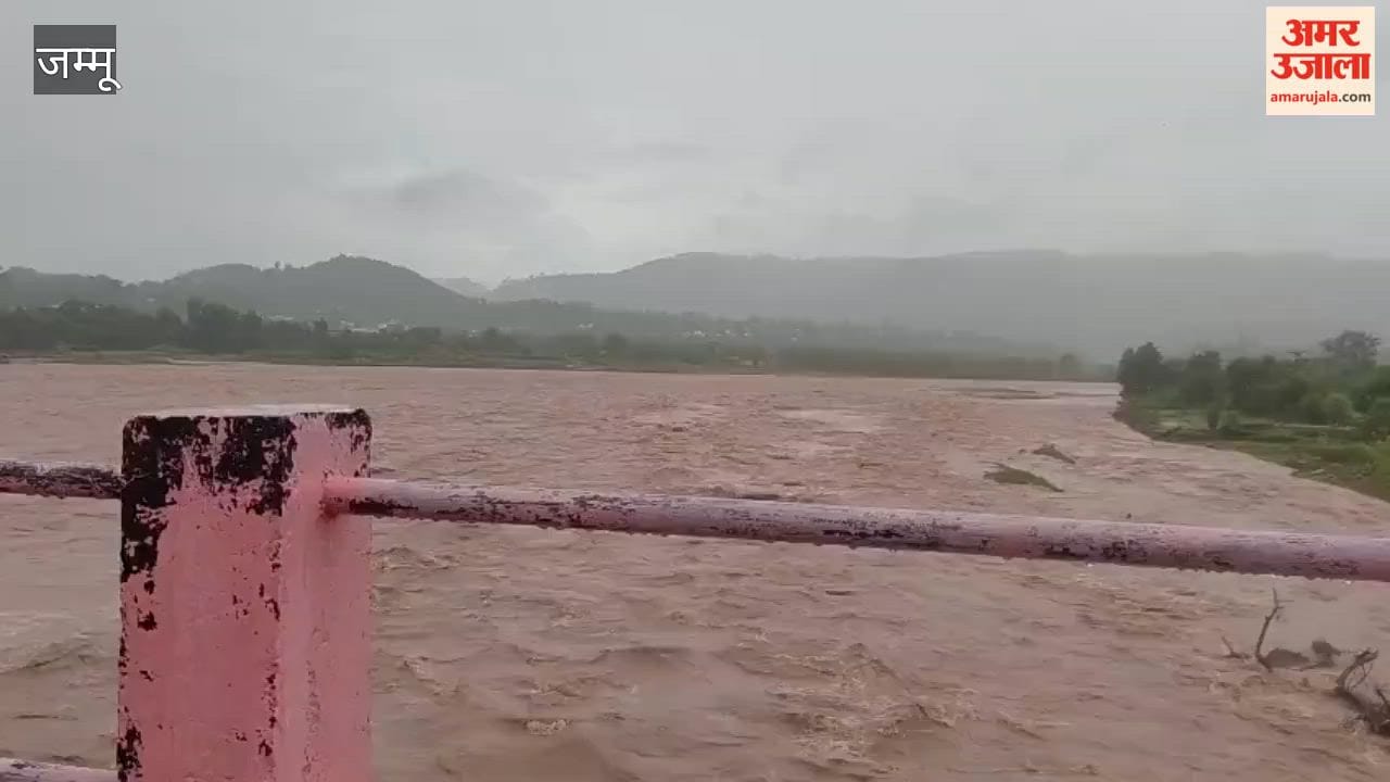 Upon receiving information about the rising water level of the Manawar Tawi in Nowshera, teams from the Nowshera Police and Civil Defence urged commuters and drivers along the riverbank not to stop their vehicles on the bridge.