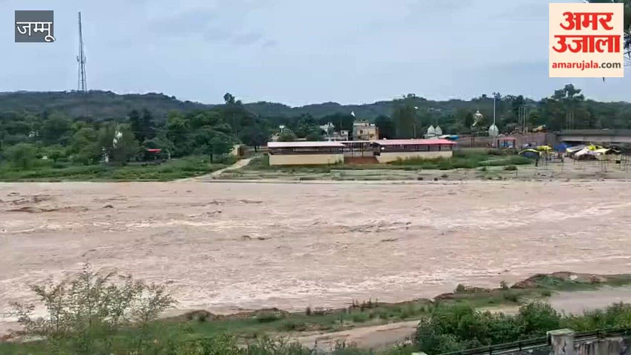 The water level of the Devika River in Vijaypur is continuously rising. The Samba district administration has appealed to the public not to venture near the river, as the Devika Bridge was damaged by floods last year and people had a narrow escape.