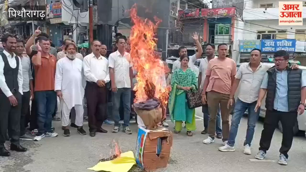 The Congress protested against the lathi-charge on youths in Delhi and held demonstrations across the district.