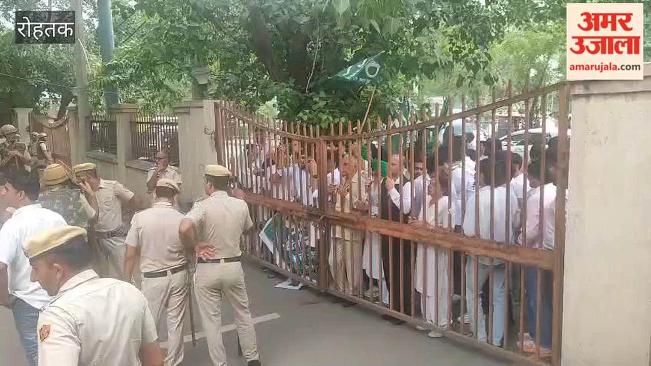 INLD staged a protest in Rohtak against the paper leak and the lathi-charge at Jantar Mantar.