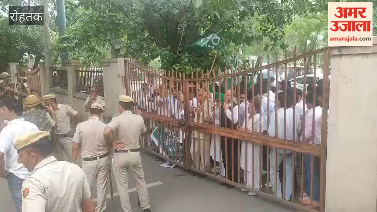 INLD staged a protest in Rohtak against the paper leak and the lathi-charge at Jantar Mantar.