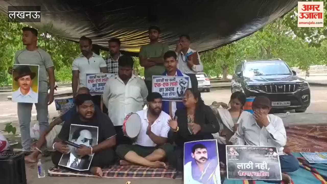 धर्मेंद्र प्रधान के इस्तीफे की मांग लेकर लखनऊ के इको गार्डन में आसपा कार्यकर्ता कर रहे प्रदर्शन