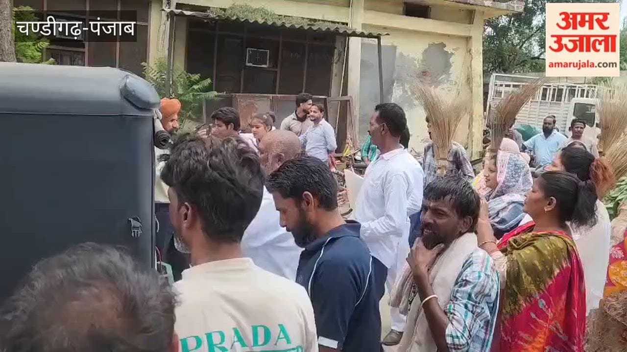 Khanna Sanitation Union lashes out at Barnala DSP; holds protest march demanding dismissal