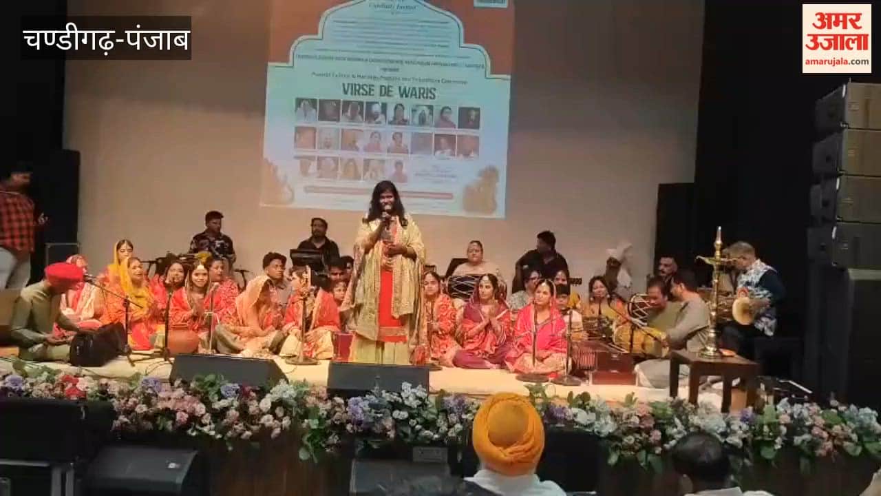 Artists gave performances at the 'Virse de Waris' program.