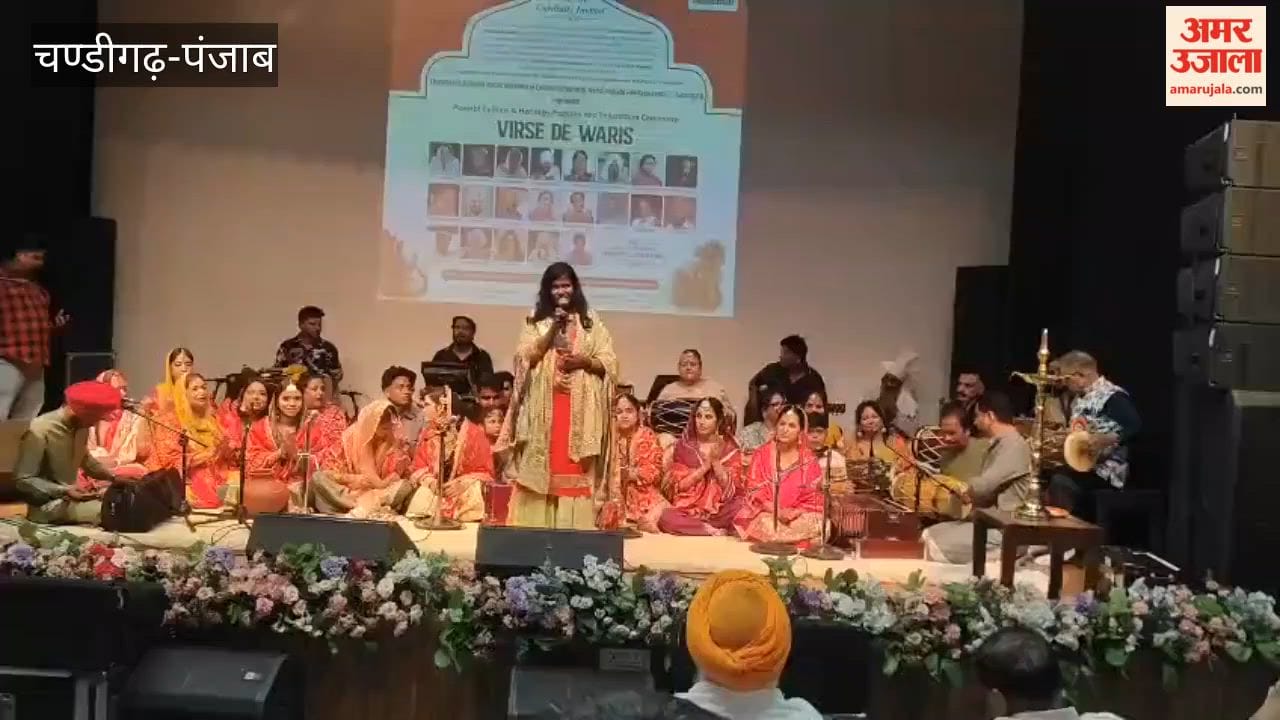 Artists gave performances at the 'Virse de Waris' program.