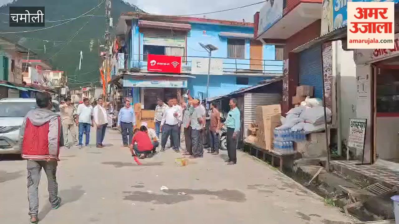 Chamoli:Congress workers celebrate in Dewal Bazaar; burst firecrackers over Union Minister's resignation