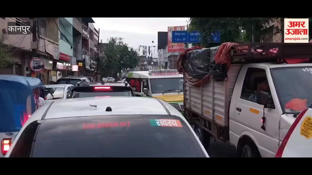 Kanpur: Massive traffic jam at Chawla Crossing; ambulance stuck