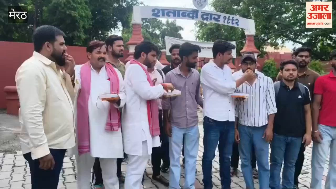 SP leader and students distributed laddus on Dharmendra Pradhan's resignation, said...Government bowed before students