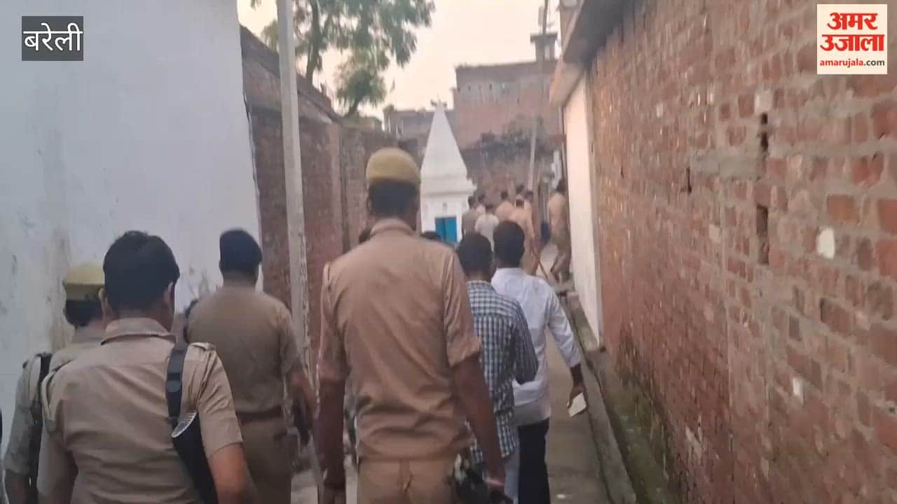 Student slaps Sub-Inspector constables in bareilly
