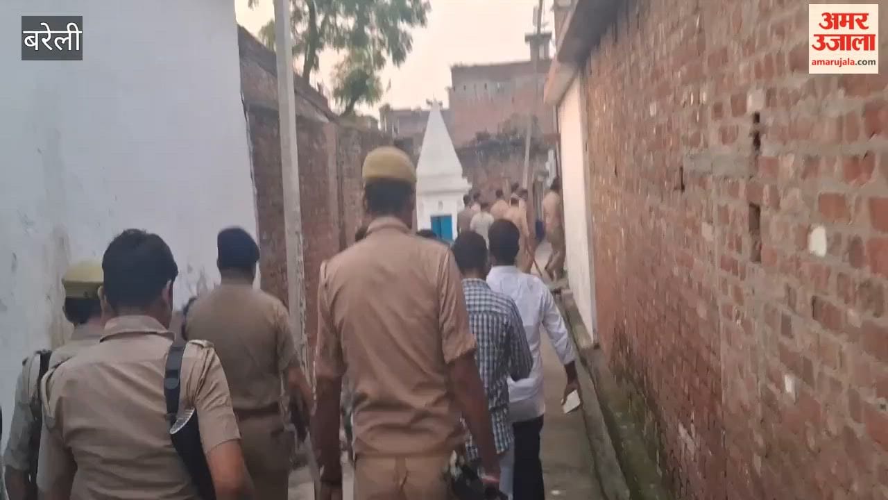 Student slaps Sub-Inspector constables in bareilly