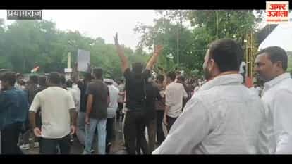Students' protest continued in Civil Lines amidst the rain.