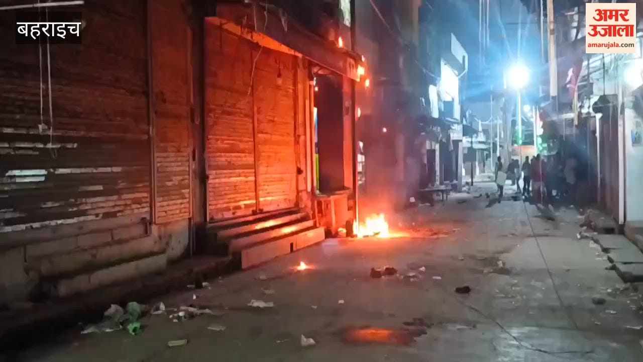 बहराइच में रुपईडीहा के बजाजा मार्केट में विद्युत पोल में लगी आग, लोगों की सतर्कता से टला बड़ा हादसा