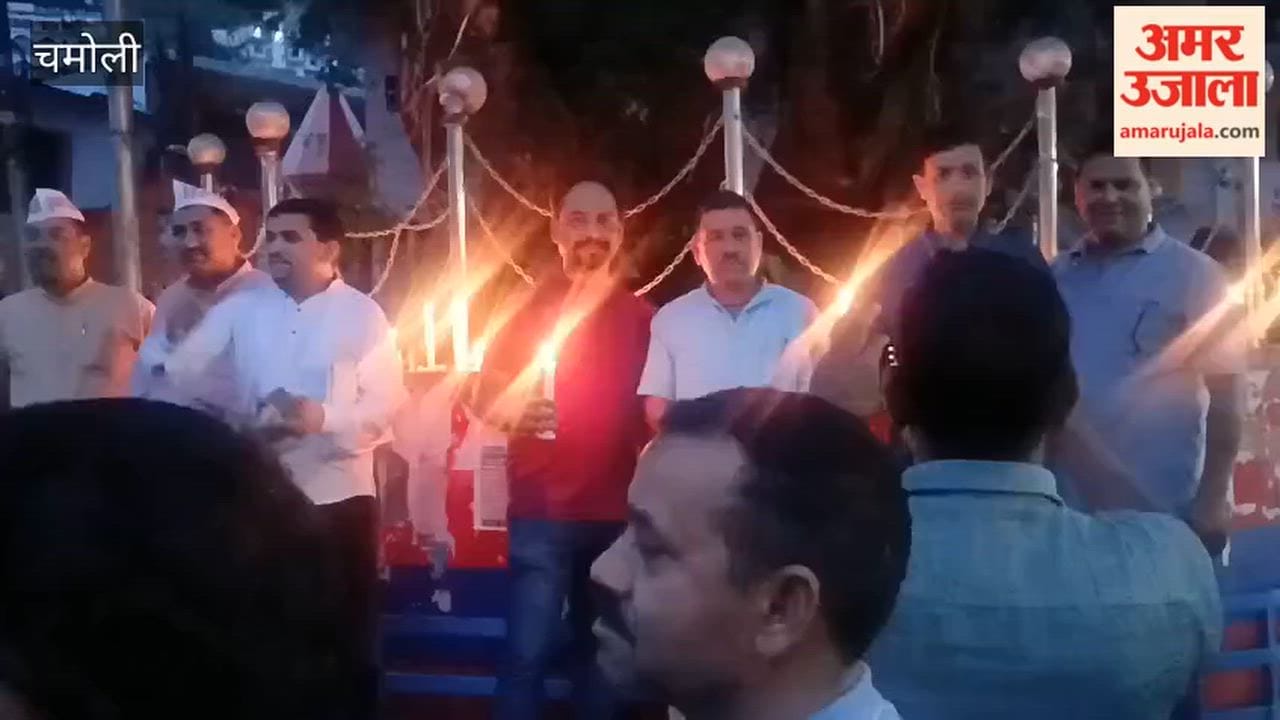 Karnaprayag: Employees rally for the restoration of the old pension scheme; hold a candle march