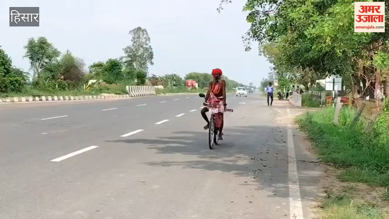 Sitaram Puri Maharaj, spreading the message of public awareness through a bicycle journey, arrived in Hansi today.