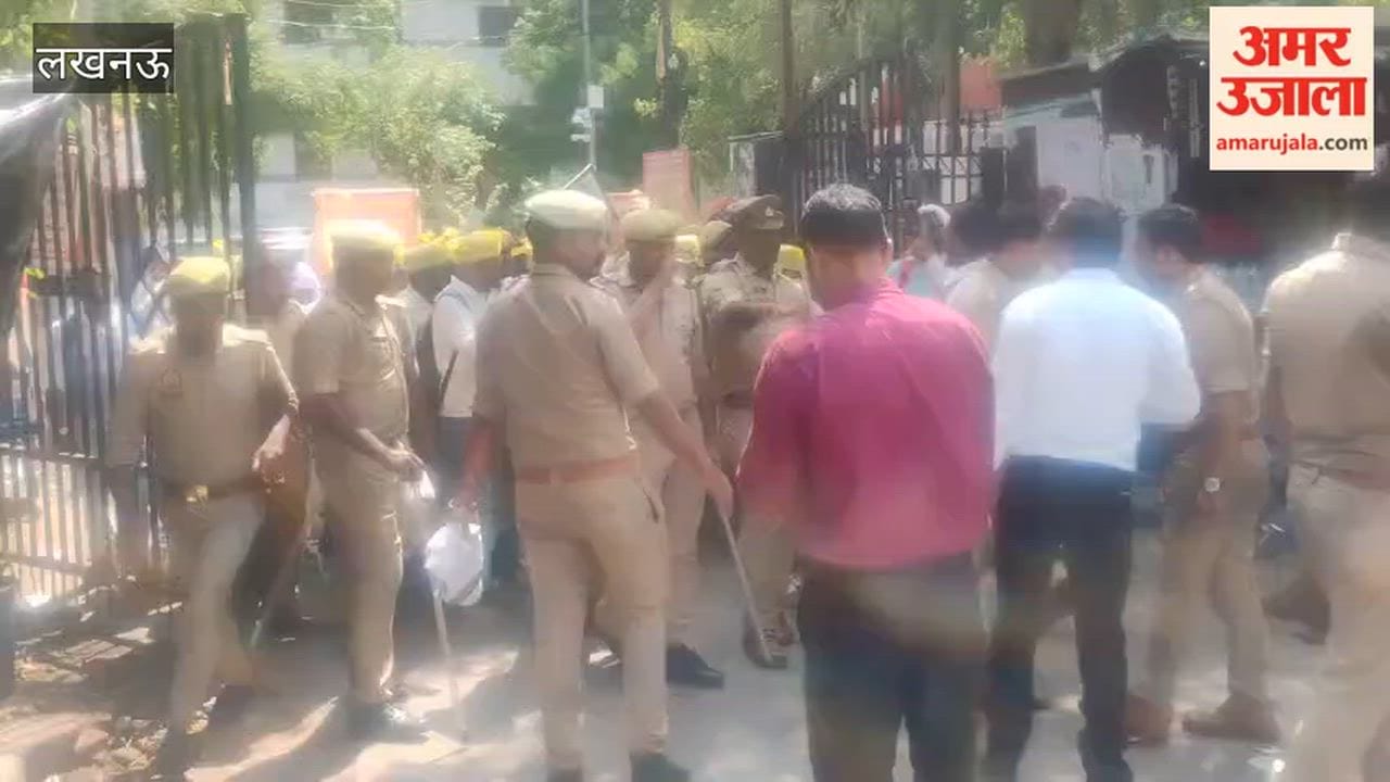 धनकड़ समाज को एससी-एसटी में जोड़ने की मांग लेकर समाज के लोगों ने लखनऊ में किया प्रदर्शन