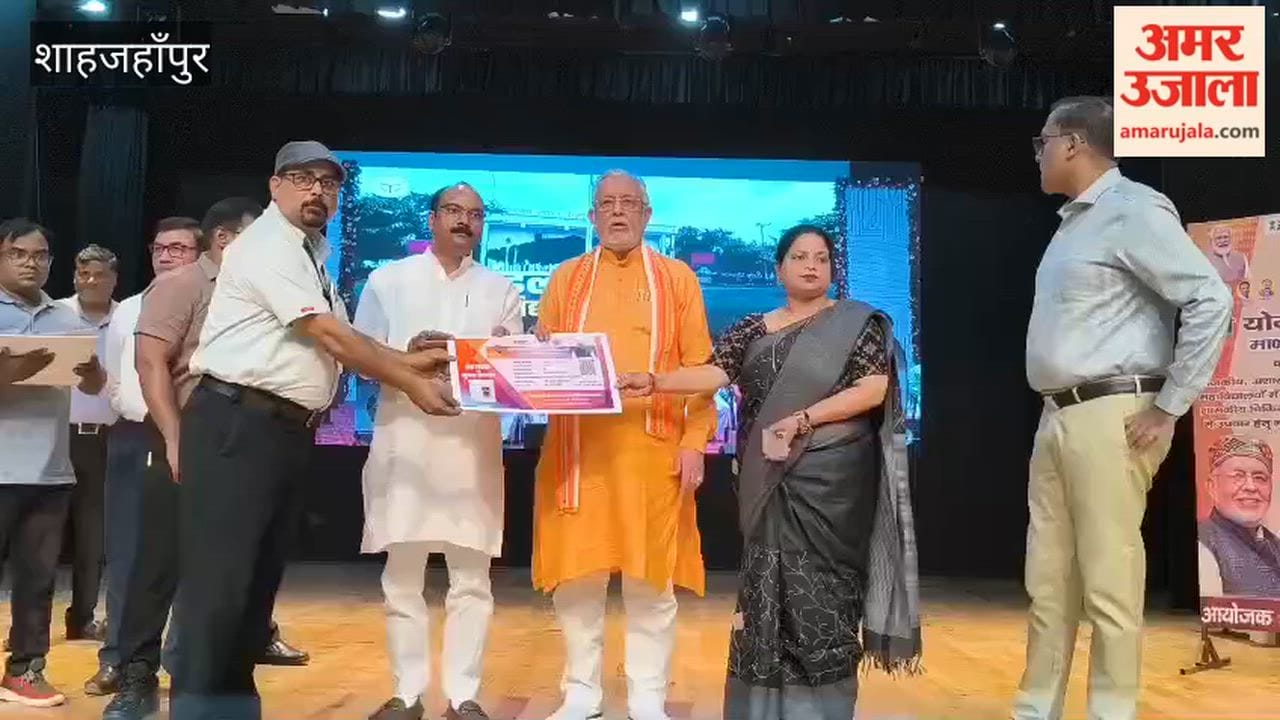 Minister Suresh Khanna distributed cashless medical scheme cards to teachers in Shahjahanpur