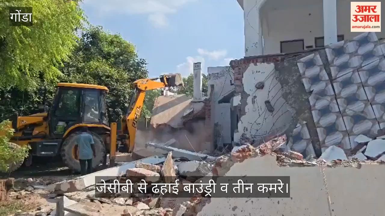 VIDEO:  तालाब की जमीन से हटाया अवैध कब्जा, जेसीबी से ढहाई बाउंड्री व तीन कमरे