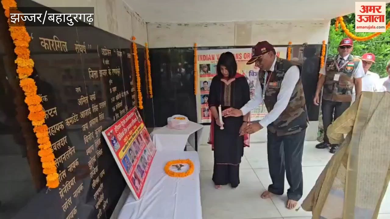 Jhajjar DC Varsha Khangwal paid floral tributes at the Martyrs' Memorial on Kargil Vijay Diwas.