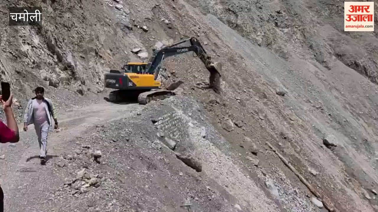 Chamoli: The Public Works Department (PWD) has deployed a Poclain machine to clear debris from the Suyalkot landslide zone