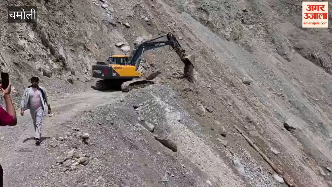 Chamoli: The Public Works Department (PWD) has deployed a Poclain machine to clear debris from the Suyalkot landslide zone