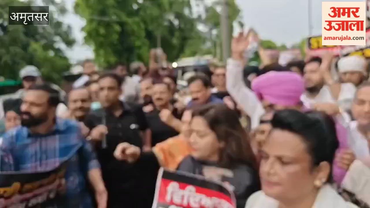 Congress stages protest in Amritsar; demands Education Minister's resignation over Jantar Mantar incident