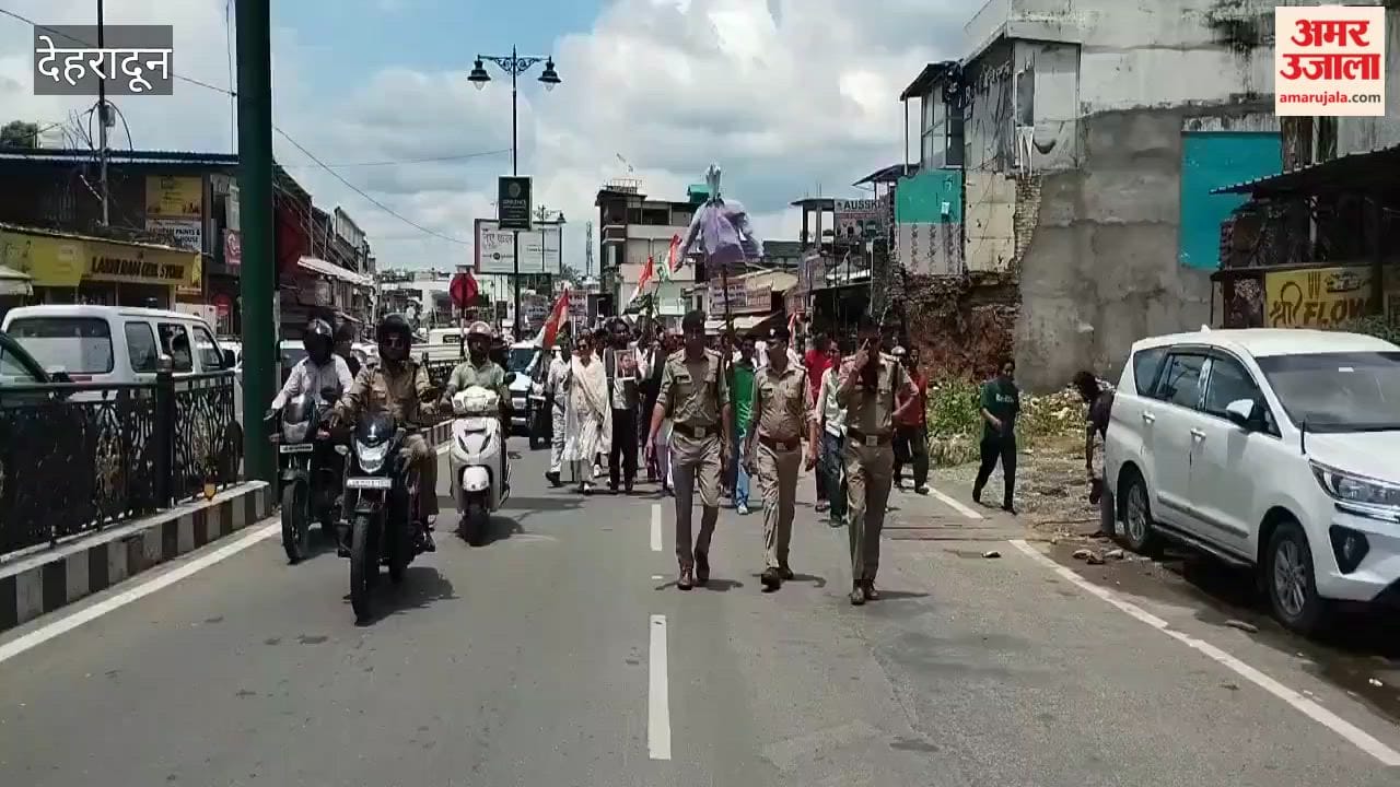 Dehradun: Congress workers protest against the lathi-charge on students in Delhi