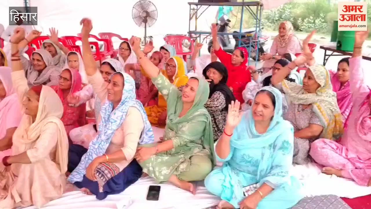 Indefinite sit-in protest over water supply continues in Hansi's posh Sector-5; Congress leader Rahul Makkar extends support.