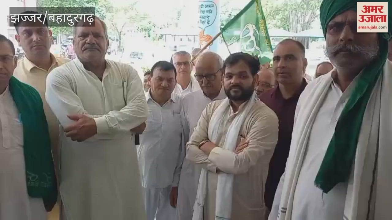 INLD staged a protest against the lathi-charge on students in Delhi; they reached the Mini Secretariat in Jhajjar and submitted a memorandum addressed to the President.