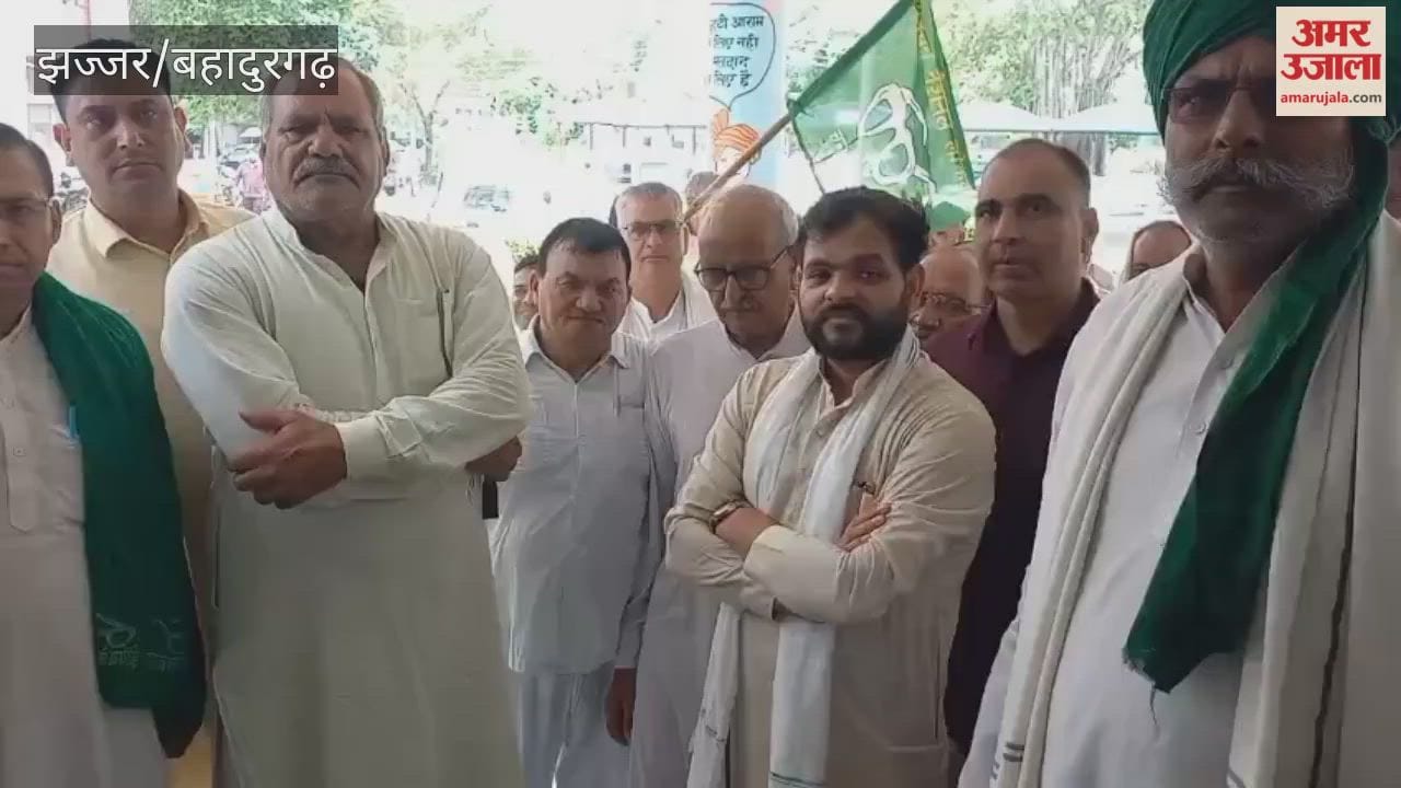 INLD staged a protest against the lathi-charge on students in Delhi; they reached the Mini Secretariat in Jhajjar and submitted a memorandum addressed to the President.