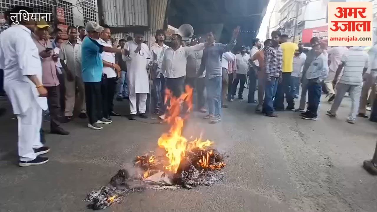 Sanitation workers in Ludhiana burned an effigy of the Punjab government and the police administration