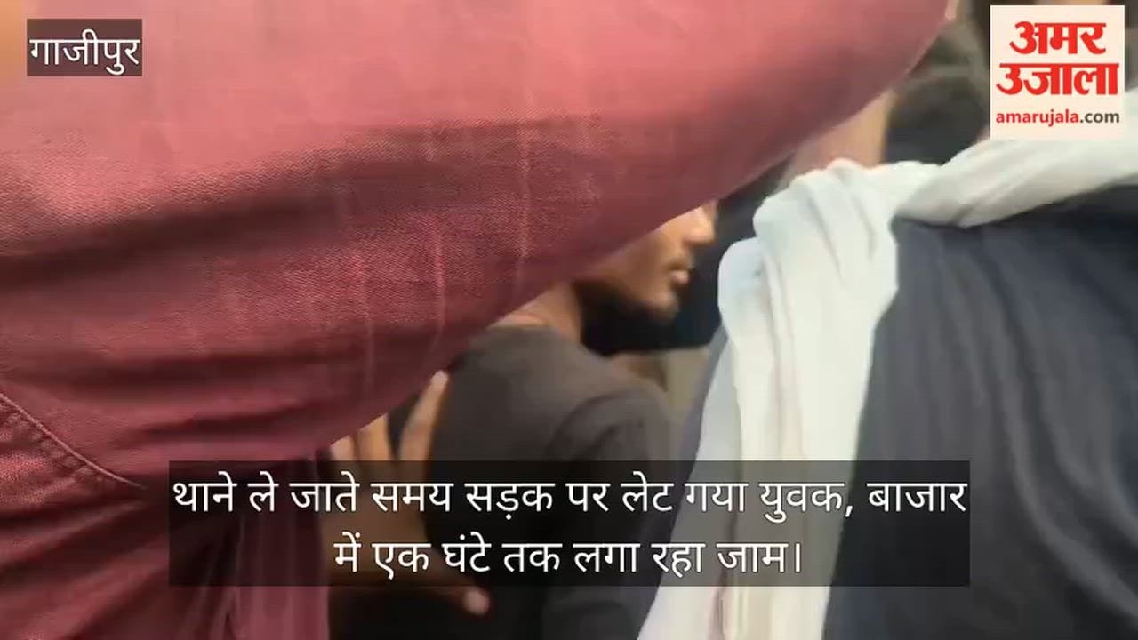 Young man lay down on the road while being taken to the police station; traffic jam in the market lasted for an hour