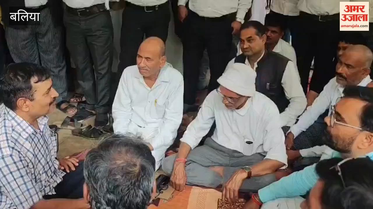 Lawyers continue sit-in demanding withdrawal of FIR; SDM holds talks