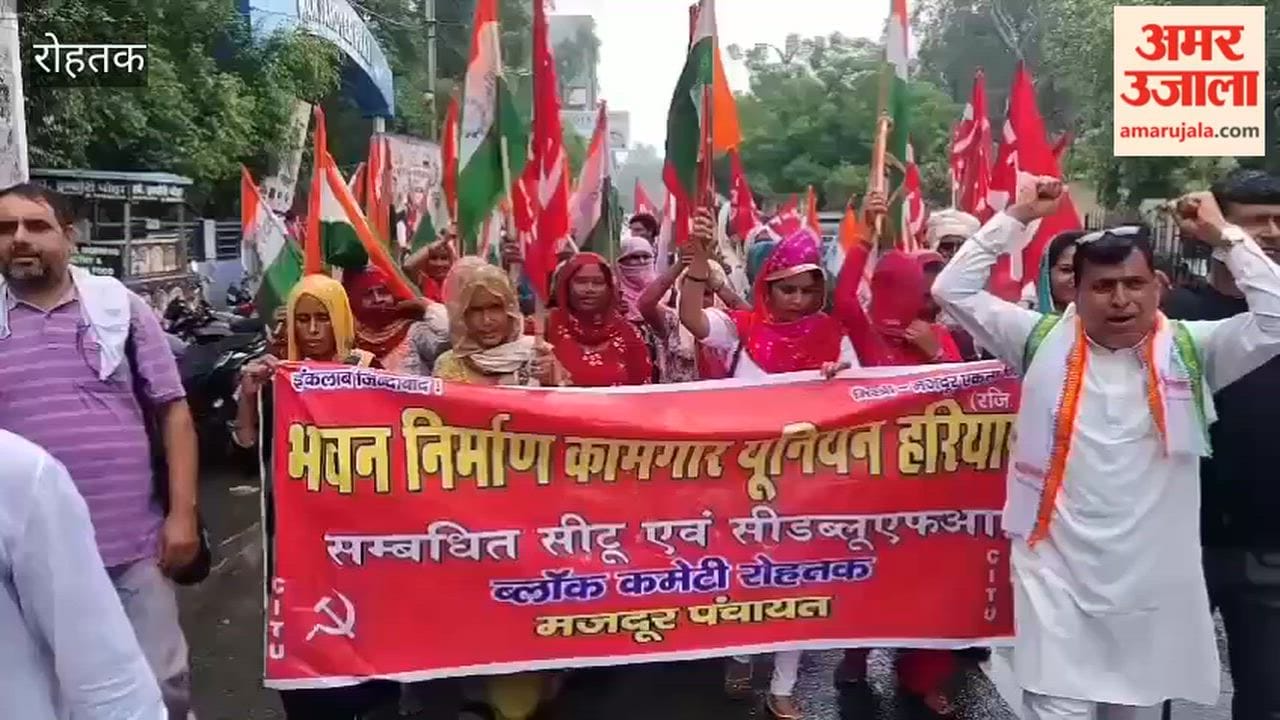 CITU and INTUC staged a protest at Jantar Mantar in support of the protesting students.