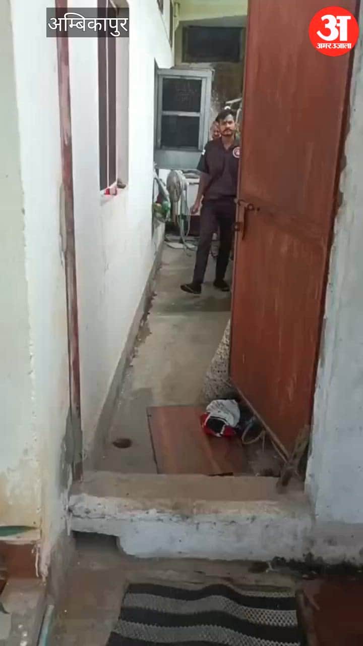 teacher house was burgled in broad daylight and jewellery, utensils and cash worth Rs 5 lakh were stolen