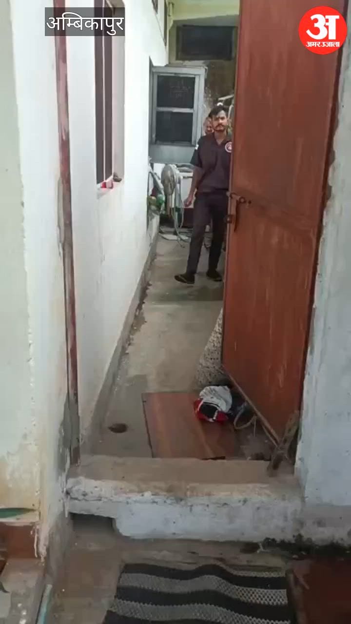 teacher house was burgled in broad daylight and jewellery, utensils and cash worth Rs 5 lakh were stolen