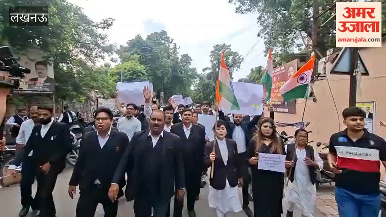 जंतर मंतर पर छात्रों पर लाठीचार्ज के विरोध में लखनऊ में अधिवक्ताओं ने निकाला एकजुटता मार्च