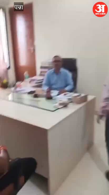 Uproar Over a ₹120 Mobile Cover! Video of SDM and Delivery Boy's Dispute Goes Viral; Vijay Kushwaha